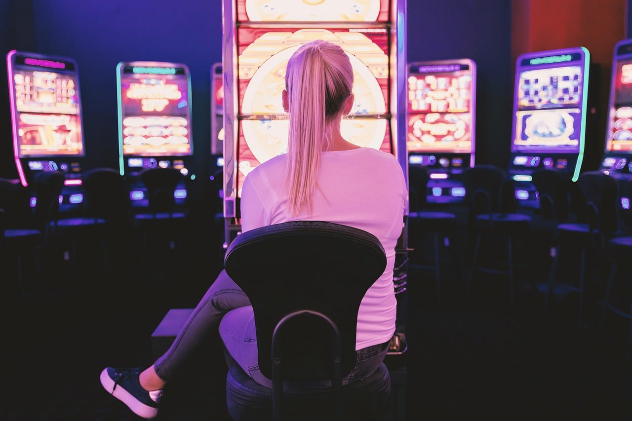Người chơi truy cập sảnh game xsmnt4 trên điện thoại di động tại Việt Nam